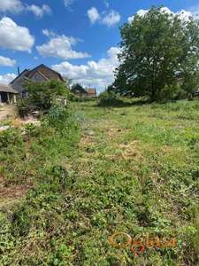 Kovilj, plac sa izlazom na dve ulice (jedna od njih je glavna)